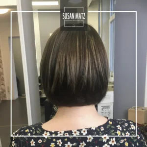 Kunden-Ergebnis einer ammoniakfreien Haarfarbe in Dunkelbraun mit natürlichen Reflexen beim Friseur Susan Matz - Coiffeur in Nürnberg.