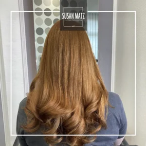 Glänzendes, kupferbraun gefärbtes Haar mit Locken, behandelt mit ammoniakfreier iNOA Farbe im Salon Susan Matz - Coiffeur in Nürnberg.