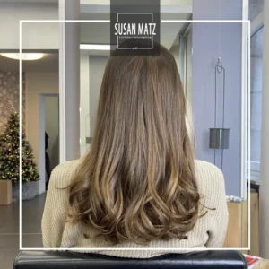Langes, gesund glänzendes Haar in Rehbraun, gefärbt mit der schonendsten ammoniakfreien Haarfarbe iNOA beim Friseur Susan Matz - Coiffeur in Nürnberg.