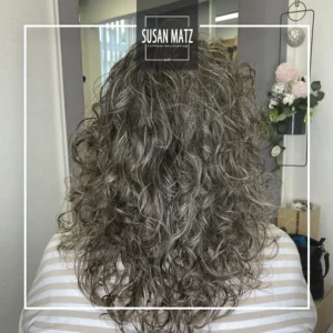 Lockentyp 3 | Gestufter Langhaarschnitt für voluminöses Curly Hair Rückenansicht einer Kundin mit voluminösem, gestuftem Langhaarschnitt und definierten Naturlocken (Typ 3). Der Friseur Susan Matz - Coiffeur in Nürnberg ist Spezialist für Curly Hair.