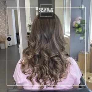 Lange Naturlocken | Traumhaftes Curly Hair Styling vom Friseur Susan Matz in Nürnberg Rückenansicht einer Kundin mit langen, voluminösen Naturlocken (Curly Hair), die prächtig fallen. Friseur Susan Matz - Coiffeur in Nürnberg zeigt Expertise in Lockenhaarschnitten.