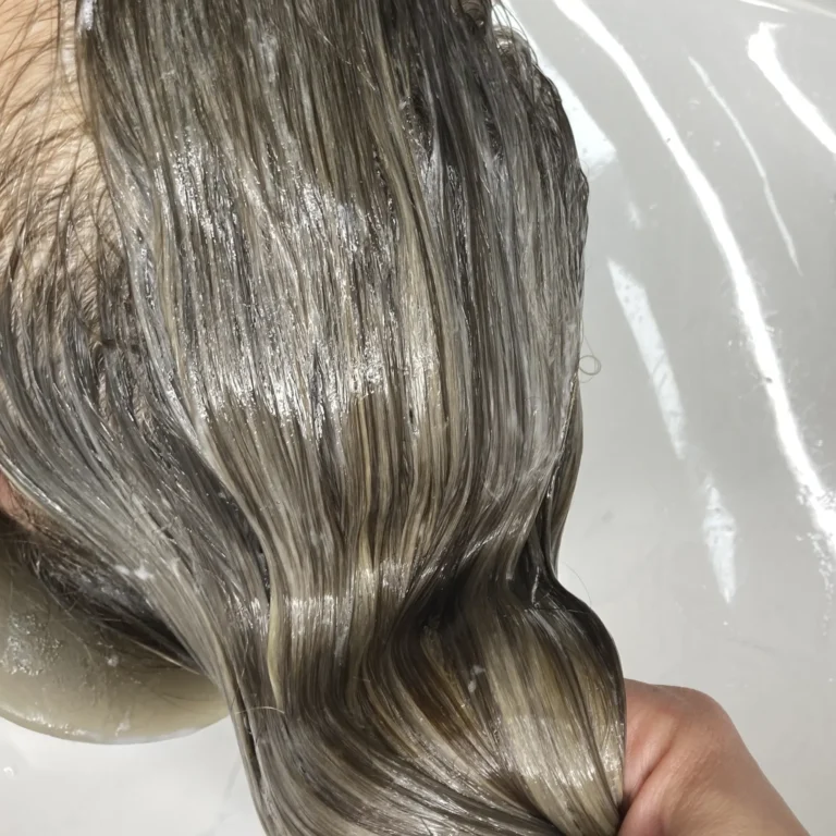 Anwendung von Redken EQ Shades Glossing für personalisierte Blondveredelung. Ammoniakfreie Blondveredelung mit Bonder Inside Technologie beim Friseur Susan Matz - Coiffeur in Nürnberg.