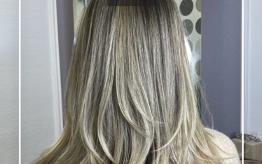 Nahaufnahme von glänzendem, mittellangem Haar mit Air Touch Blond und Rooted Technik für weiche Übergänge. Veredelt mit einem neutralen Blond Glossing ohne Gelbstich. Friseur Susan Matz in Nürnberg.