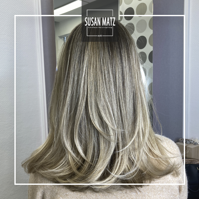 Nahaufnahme von glänzendem, mittellangem Haar mit Air Touch Blond und Rooted Technik für weiche Übergänge. Veredelt mit einem neutralen Blond Glossing ohne Gelbstich. Friseur Susan Matz in Nürnberg.