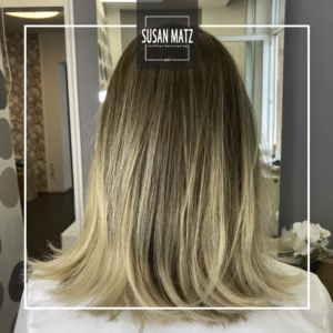 Blond Glossing Nürnberg – Der ultimative Schutz vor Gelbstich & Haarbruch Nahaufnahme einer Balayage mit sanftem Ansatz und einem neutralen, aschblonden Blond Glossing Nürnberg Arbeit der Blond-Spezialisten vom Friseur Susan Matz – Coiffeur in Nürnberg.