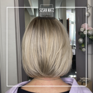 Personalisiertes Blond & Bob-Schnitt: Individuelles Blond Glossing in Nürnberg Rückenansicht einer Frau mit kurzem Bob-Haarschnitt und einem personalisierten, Blond Glossing mit weichen Ansätzen. Erstellt vom Friseurteam Susan Matz – Coiffeur in Nürnberg.