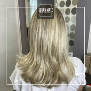 Vanille Blond Glossing Nürnberg | Balayage & Babylights für Langhaar Rückenansicht von glänzendem Langhaar in Vanille Blond, gefärbt mit einer Balayage-Babylights-Technik und veredelt mit einem Blond Glossing Nürnberg vom Friseur Susan Matz – Coiffeur.