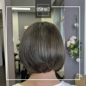 Grey Blending Nürnberg | Sanfte Grauintegration auch bei dunklem Haar Grey Blending bei dunklen Haaren mit grauen Akzenten, ausgeführt von Spezialisten des Friseurs Susan Matz - Coiffeur in Nürnberg.