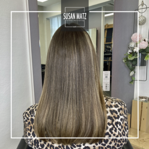 Balayage Ergebnis mit Extensions in dunklem Haar. Rooted Strähnen für weichen Verlauf, mehr Fülle in Nürnberg.