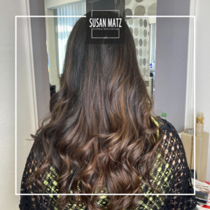 Vorher-Nachher Foilyage in Kupferbraun auf langem, dunklem Haar. Balayage Experte Susan Matz - Coiffeur in Nürnberg mit Abdeckung von grauen Haaren am Ansatz.