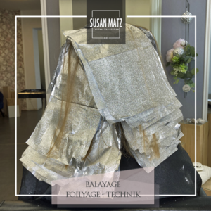 Foilyage Balayage Technik in Anwendung mit Spezial-Alufolie. Ansätze toupiert für weichen Farbverlauf, Bonder-Technologie Nürnberg.