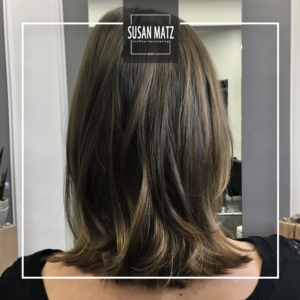 Endergebnis Freehand Balayage auf dunklem Naturhaar mit Honig-Bernsteinblond Glossing. Sonnengeküsste Balayage von Susan Matz - Coiffeur in Nürnberg.