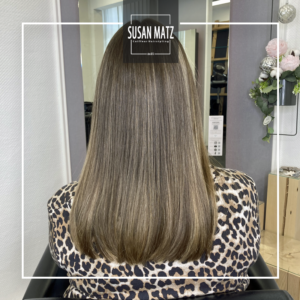 Haarschnitte für Frauen: Gerader Haarschnitt (kompakt) für feine Haare mit Haarverdichtung & Balayage mit Extensions