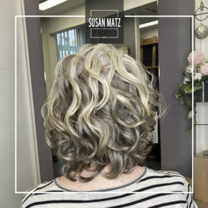 Haarschnitte für Frauen: Gestufter Haarschnitt bei schulterlangem Haar für Naturlocken vom Blond Experten Nürnberg