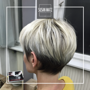 Kurzhaarschnitt Pixie für Frauen: Moderner, kühler Blond-Look von unserem Blondspezialisten-Team Susan Matz - Coiffeur in Nürnberg.