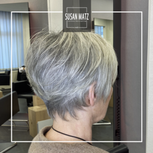 Haarschnitt für graue Haare: Eleganter Pixie Kurzhaarschnitt für Frauen vom Friseuteam Susan Matz - Coiffeur in Nürnberg.