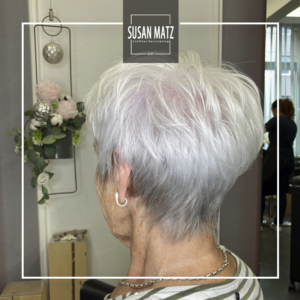 Haarschnitte für Frauen: Eleganter Pixie Kurzhaarschnitt für naturgraue Haare von unserem Friseurteam Susan Matz - Coiffeur in Nürnberg