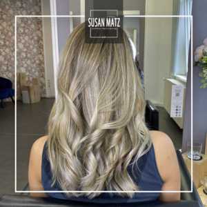 Helle Balayage (Foilyage) in Misty Beige auf langen, gewellten Haaren. Blond-Spezialist Nürnberg Ergebnis für maximale Helligkeit.