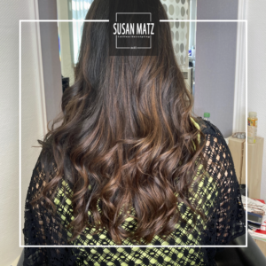 Haarschnitte für Frauen: Gestufter Langhaarschnitt mit Balayagespezialist-Farbtechnik und Haarfarbe ohne Ammoniak