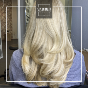 Haarschnitte für Frauen: Gestufter Langhaarschnitt in Blond vom Langhaarspezialist in Nürnberg