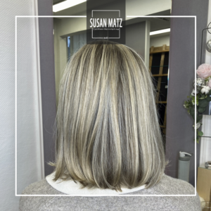 Haarschnitte für Frauen: Longbob mit blonden Strähne veredelt mit hellem Vanilleblondton Blondglossing vom Blondspezialist in Nürnberg