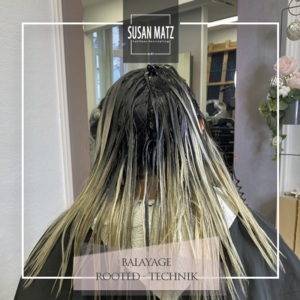 Anwendung der Rooted Balayage Technik zur Verblendung des Ansatzes und Erhalt maximaler Helligkeit. Balayage Nürnberg bei Susan Matz - Coiffeur.