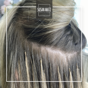 Haarverdichtung Nürnberg Einarbeitung Bondingtechnik: Feine blonde Rooted Extensions beim Friseur Susan Matz - Coiffeur in Nürnberg.