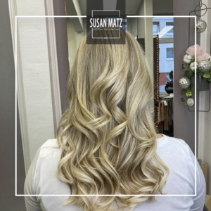 Haarverdichtung Nürnberg blonde feine Extentions die perfekt auf die blonde Haarfarbe abgestimmt sind. Welliges Haarstyling beim Friseur susan Matz - Coiffeur in Nürnberg.
