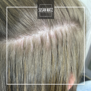 Haarverdichtung Nürnberg Einarbeitung von feinen hellbraunen Extentions mit fast unsichtbaren Bondings beim Friseur Susan Matz - Coiffeur.