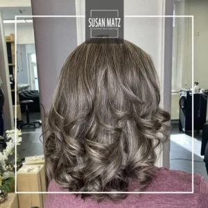 Sanfte Grauabdeckung: natürliche Haarfarbe Grey Glazing ist die sanfte Grauabdeckung. Graues Haare das sanft gefärbt ist beim Friseur Susan Matz - Coiffeur in Nürnberg.