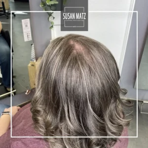 Grey Glazing die sanfte Grauabdeckung ohne Farbkante Grey Glazing die sanfte Grauabdeckung ohne Farbkante beim Friseur Susan Matz - Coiffeur in Nürnberg.