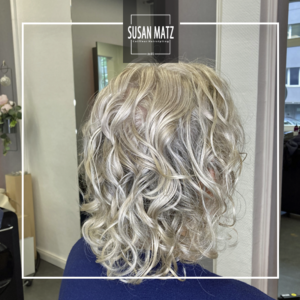 Blond für graue Haare Grey Blending Highlights Naturlocken Nuernberg