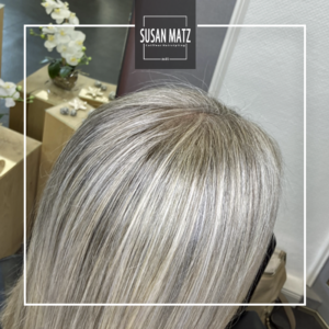 Blond für graue Haare Grey Blending Highlights Nuernberg Ansatz Nahaufnahme