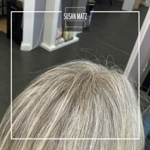 Blond für graue Haare Grey Blending Highlights Nuernberg Ansatz Nahaufnahme warmes Naturblond